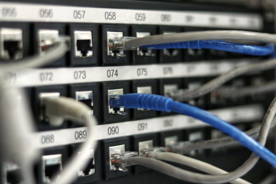 Sistemi di sicurezza domestica connessi: telecamera IP e pannello di controllo dell'allarme smart